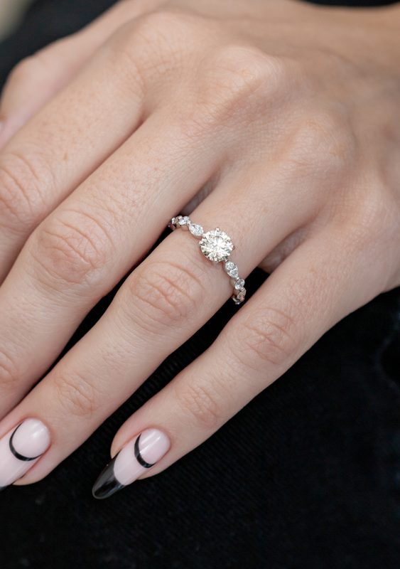 טבעת אירוסין על יד של דוגמנית טבעת יהלום סוליטר בזהב לבן