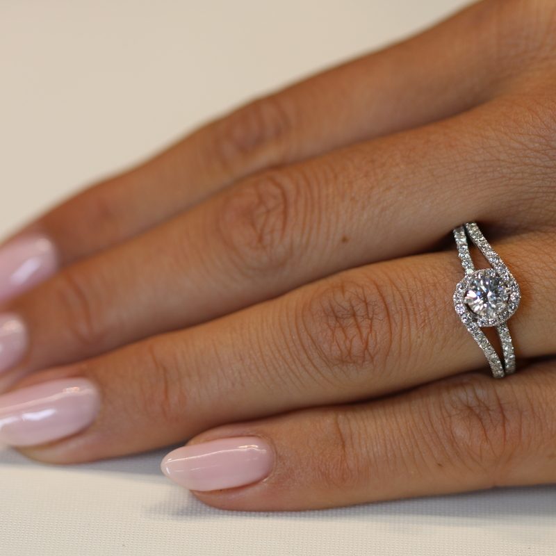 טבעת אירוסין זהב לבן יהלום מרכזי עטוף בשורת יהלומים עם חישוק טבעת כפול בזהב לבן משובץ יהלומים