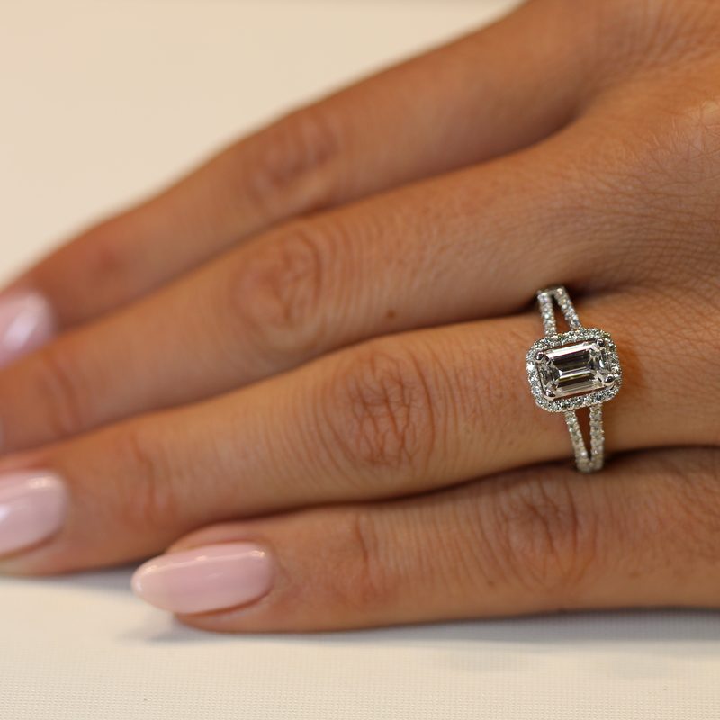 טבעת אירוסין יהלום מלבן עם יהלומים קטנים מסביב, חישוק טבעת כפול בזהב לבן משובץ יהלומים